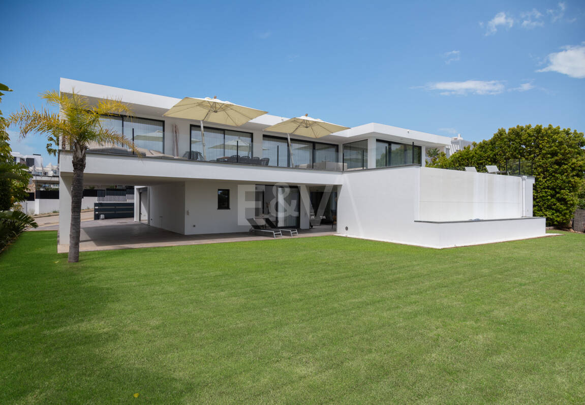 Impressive Villa on the Golf Frontline with Panoramic Views