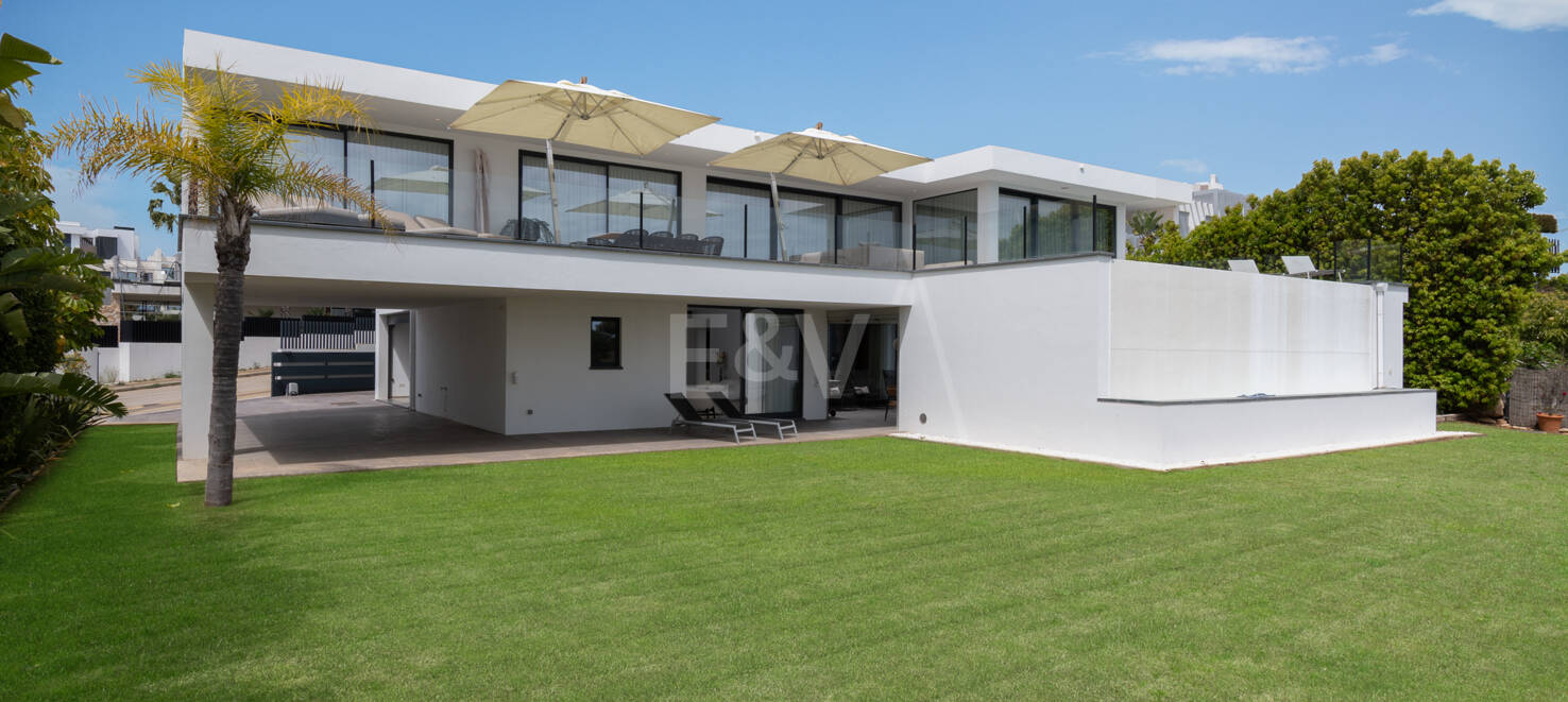 Luxury Villa in Frontline Golf