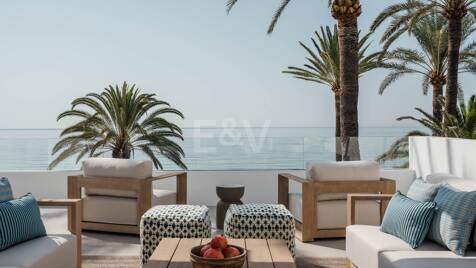 Elegancia en primera línea de playa en la Milla de Oro de Marbella