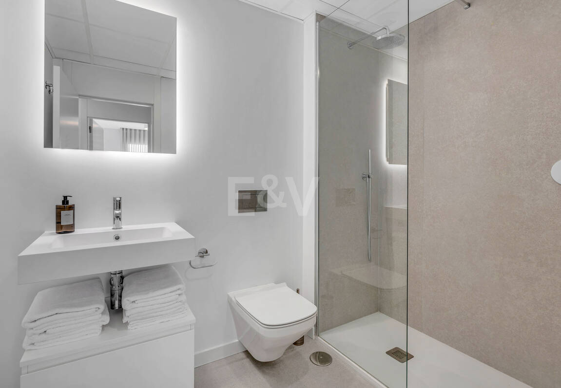 Apartamento de 3 habitaciones a estrenar en Medblue, Altos de Los Monteros con impresionantes vistas al mar