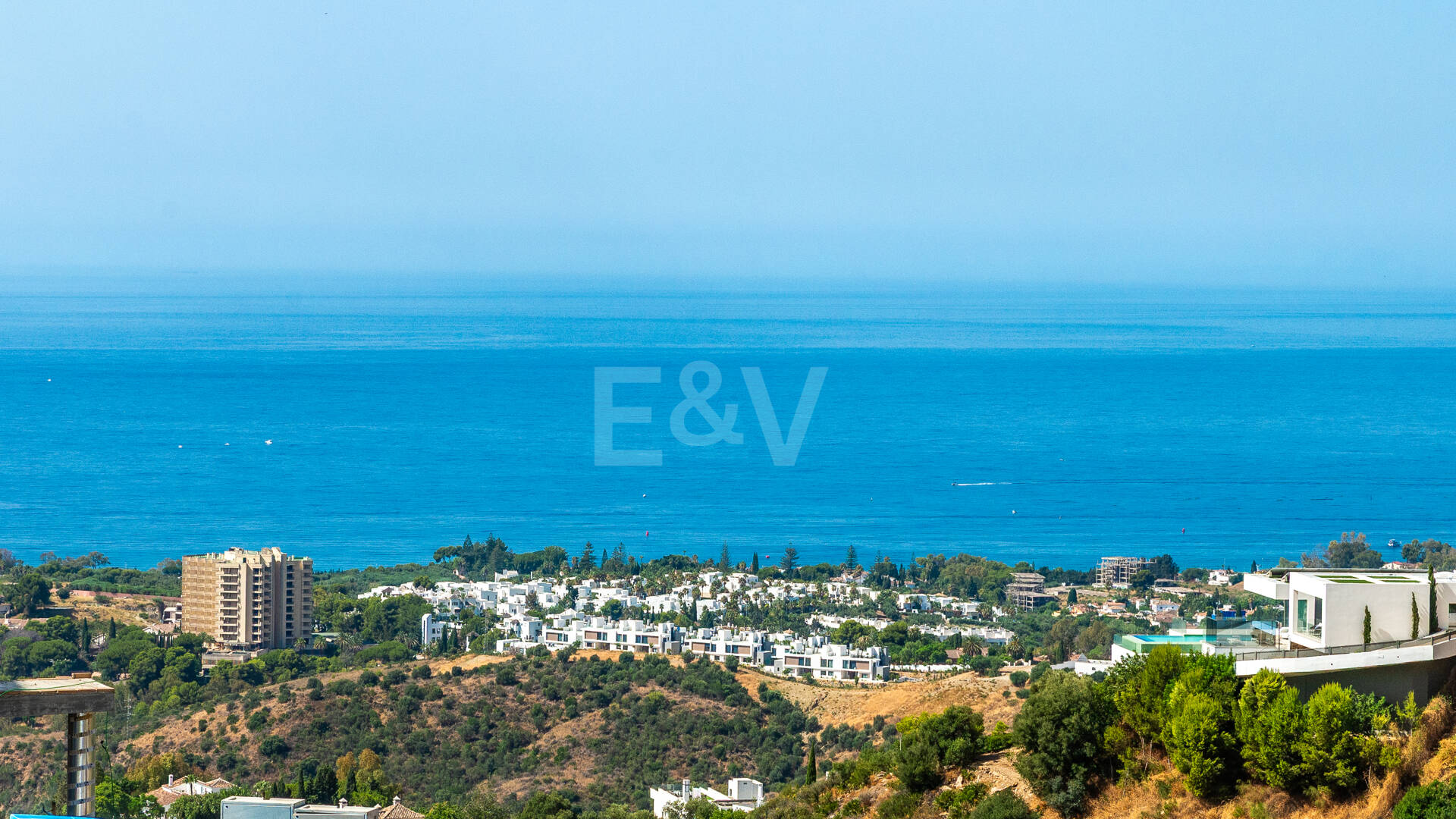 Apartamento de 3 habitaciones a estrenar en Medblue, Altos de Los Monteros con impresionantes vistas al mar