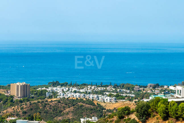 Apartamento de 3 habitaciones a estrenar en Medblue, Altos de Los Monteros con impresionantes vistas al mar