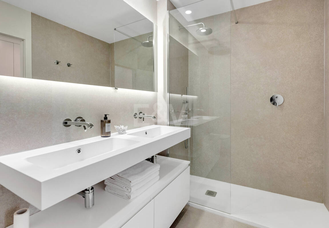 Apartamento de 3 habitaciones a estrenar en Medblue, Altos de Los Monteros con impresionantes vistas al mar