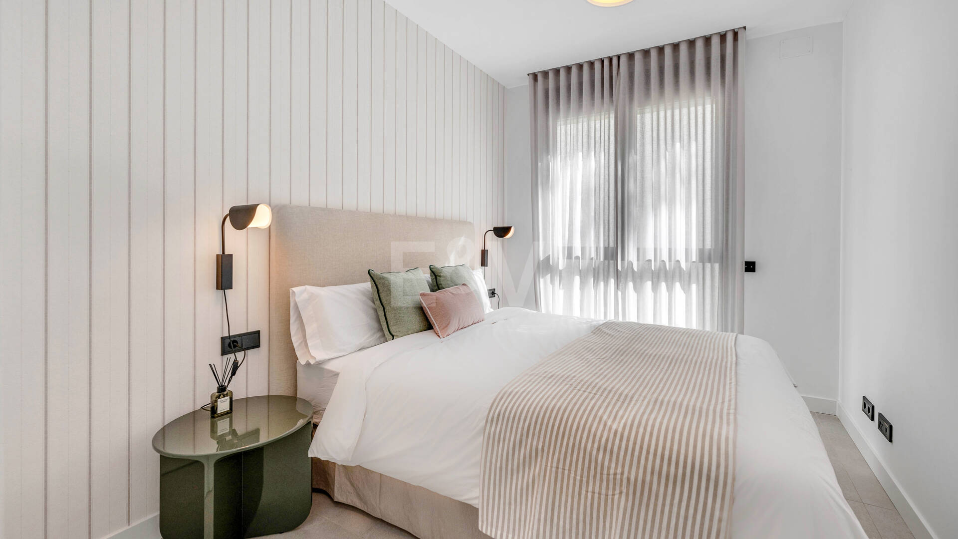 Apartamento de 3 habitaciones a estrenar en Medblue, Altos de Los Monteros con impresionantes vistas al mar