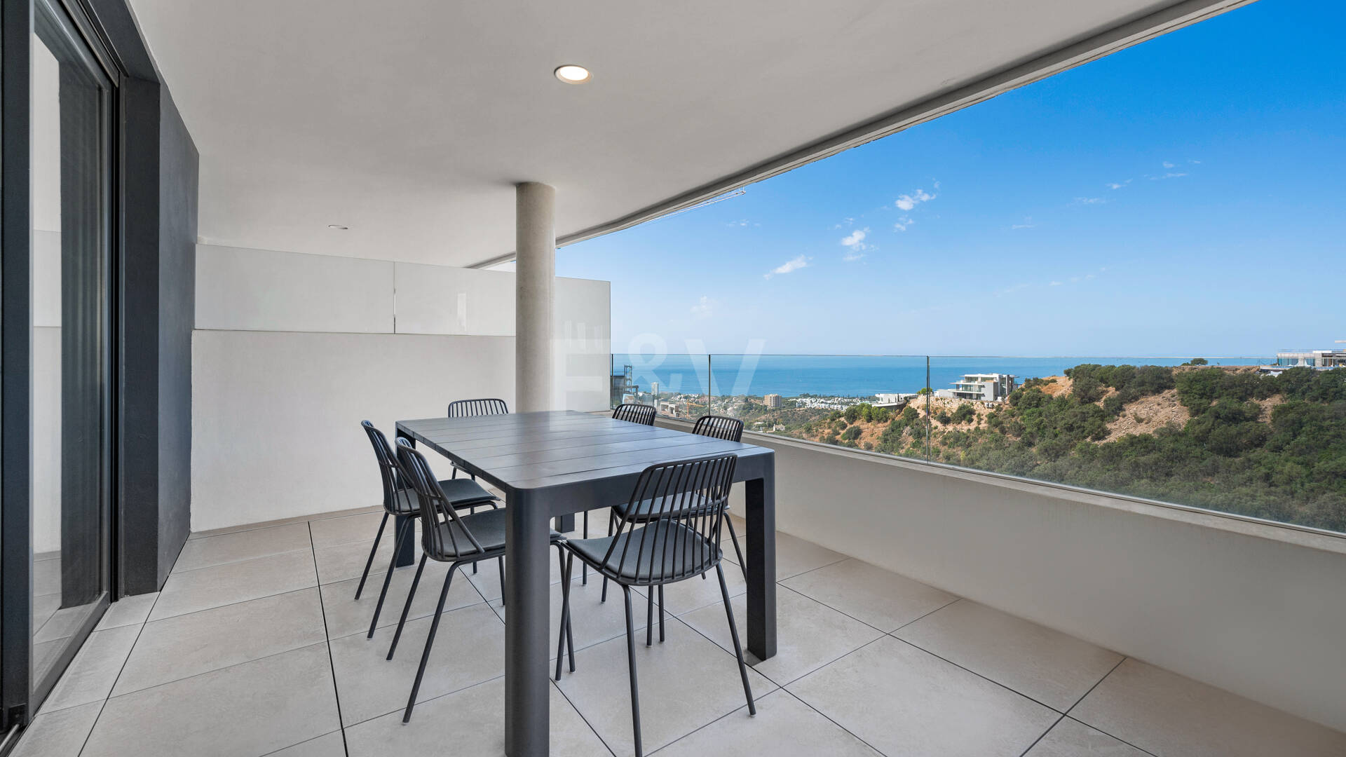 Apartamento de 3 habitaciones a estrenar en Medblue, Altos de Los Monteros con impresionantes vistas al mar