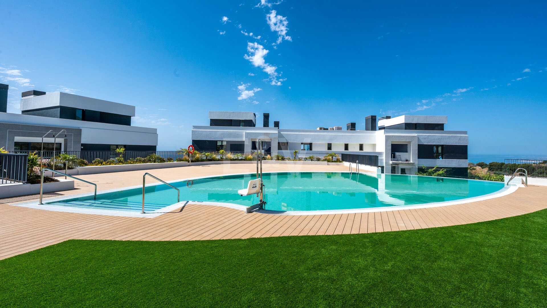 Apartamento de 3 habitaciones a estrenar en Medblue, Altos de Los Monteros con impresionantes vistas al mar