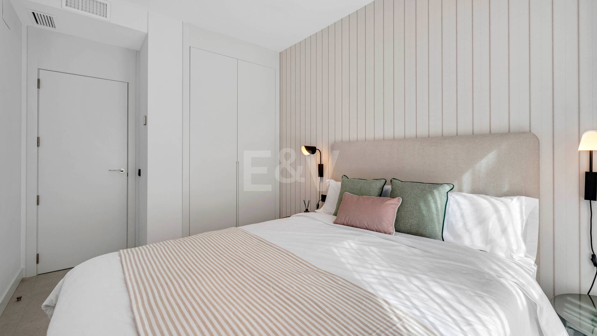 Apartamento de 3 habitaciones a estrenar en Medblue, Altos de Los Monteros con impresionantes vistas al mar