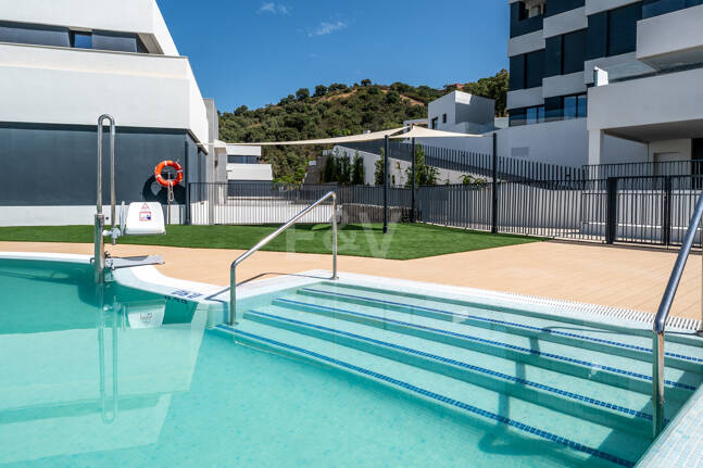 Apartamento de 3 habitaciones a estrenar en Medblue, Altos de Los Monteros con impresionantes vistas al mar