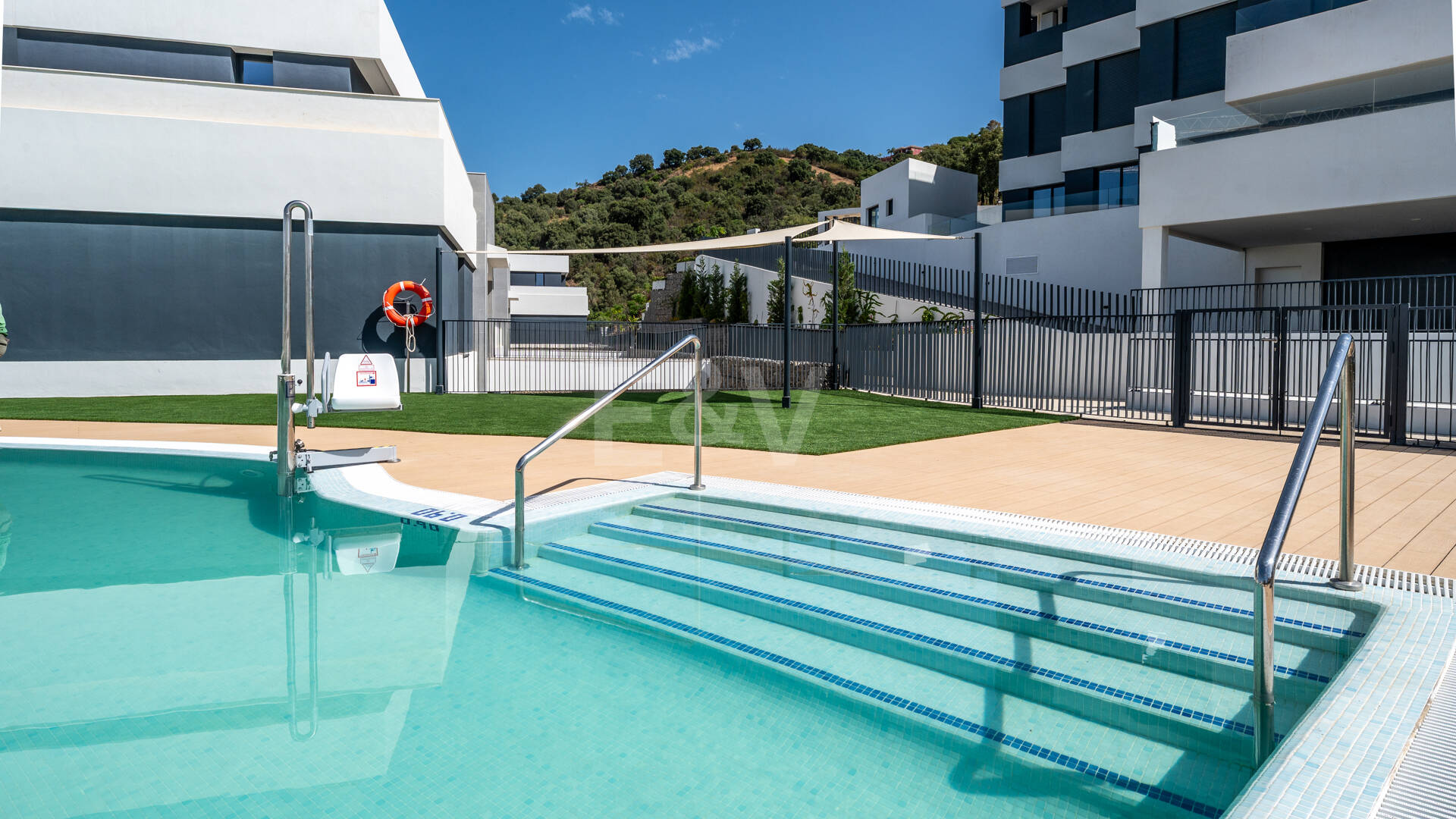 Apartamento de 3 habitaciones a estrenar en Medblue, Altos de Los Monteros con impresionantes vistas al mar