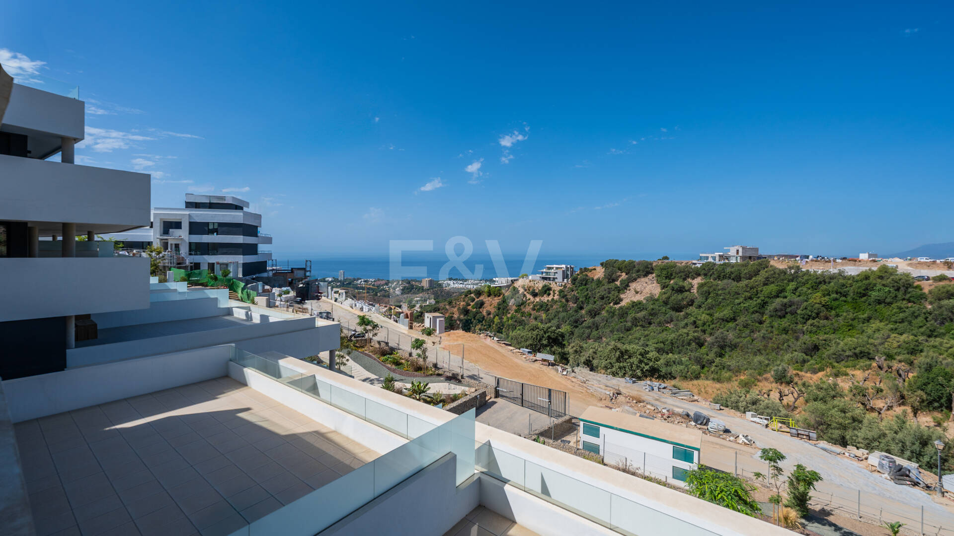 Apartamento de 3 habitaciones a estrenar en Medblue, Altos de Los Monteros con impresionantes vistas al mar