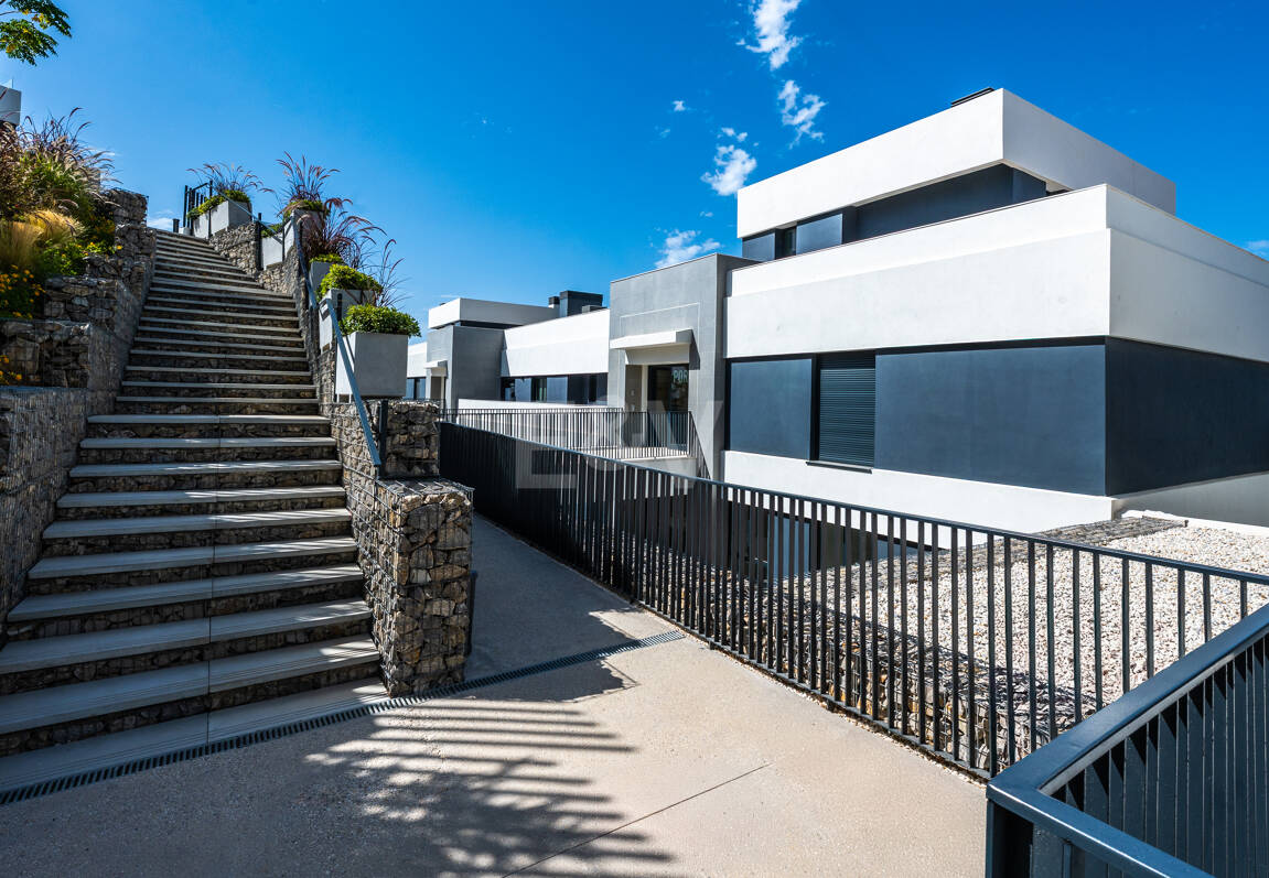 Apartamento de 3 habitaciones a estrenar en Medblue, Altos de Los Monteros con impresionantes vistas al mar