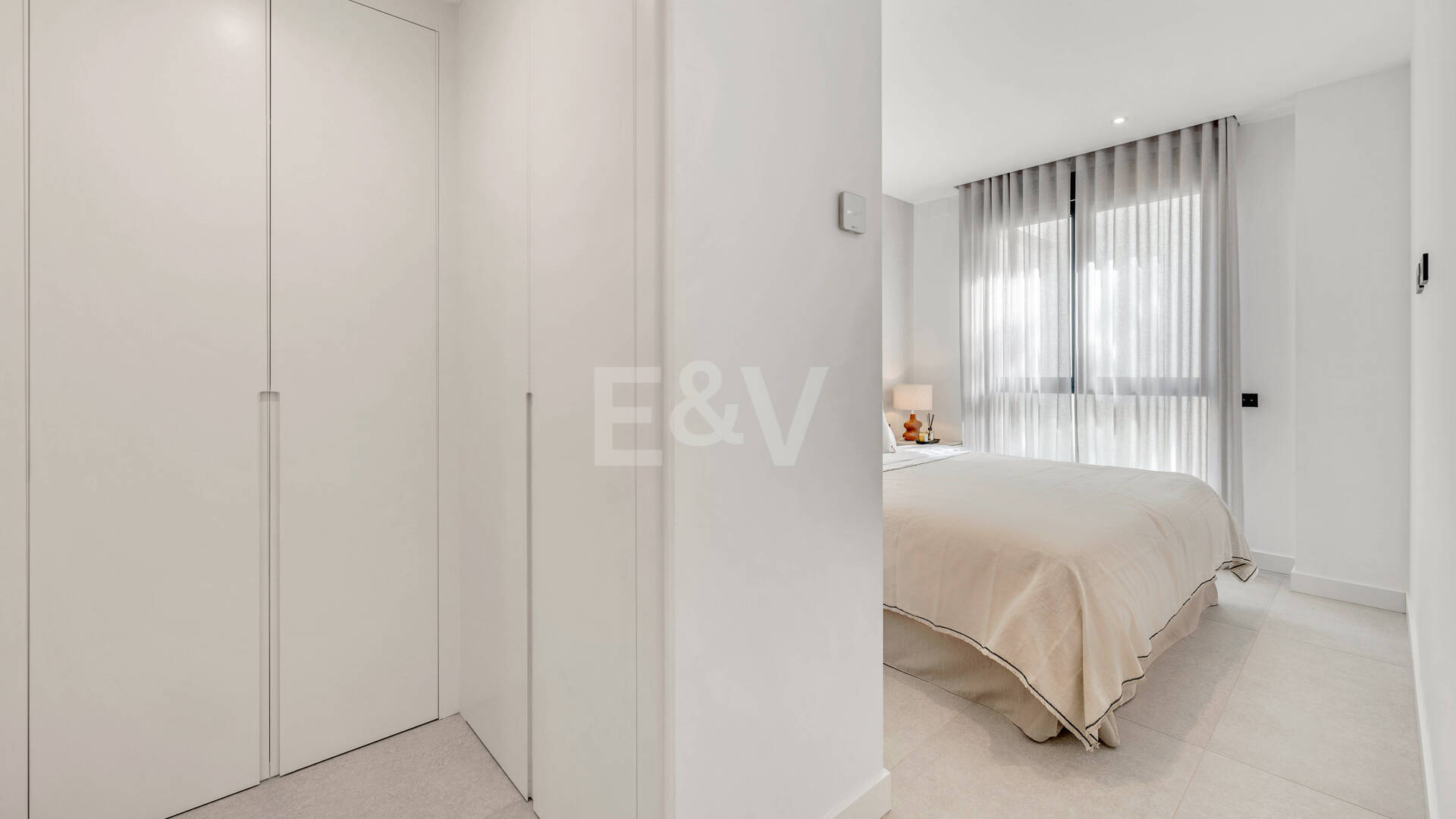 Apartamento de 3 habitaciones a estrenar en Medblue, Altos de Los Monteros con impresionantes vistas al mar