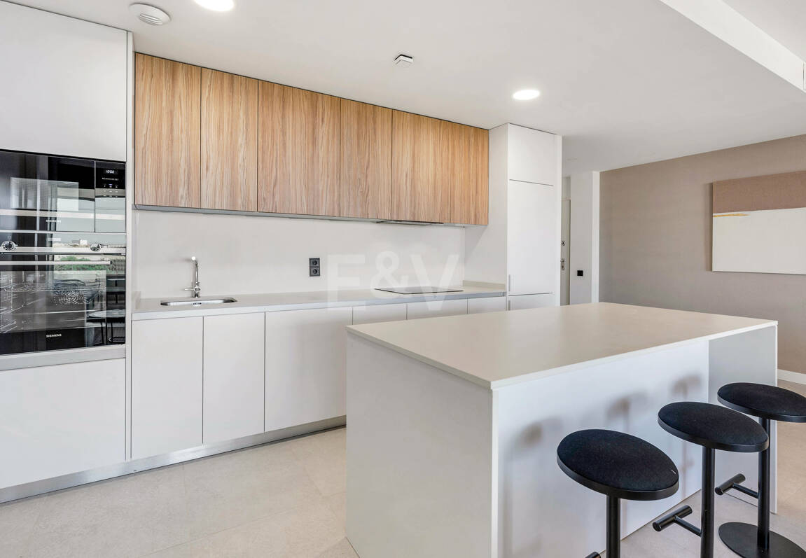 Apartamento de 3 habitaciones a estrenar en Medblue, Altos de Los Monteros con impresionantes vistas al mar