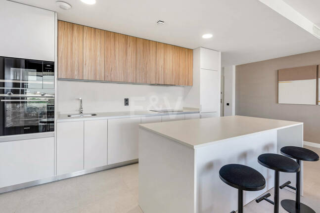 Apartamento de 3 habitaciones a estrenar en Medblue, Altos de Los Monteros con impresionantes vistas al mar