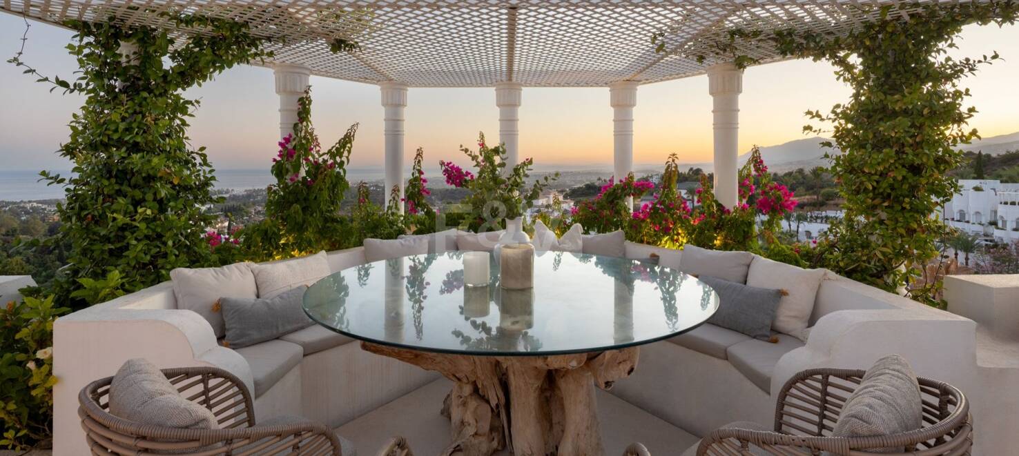 Impresionante ático dúplex con piscina privada y vistas panorámicas al mar