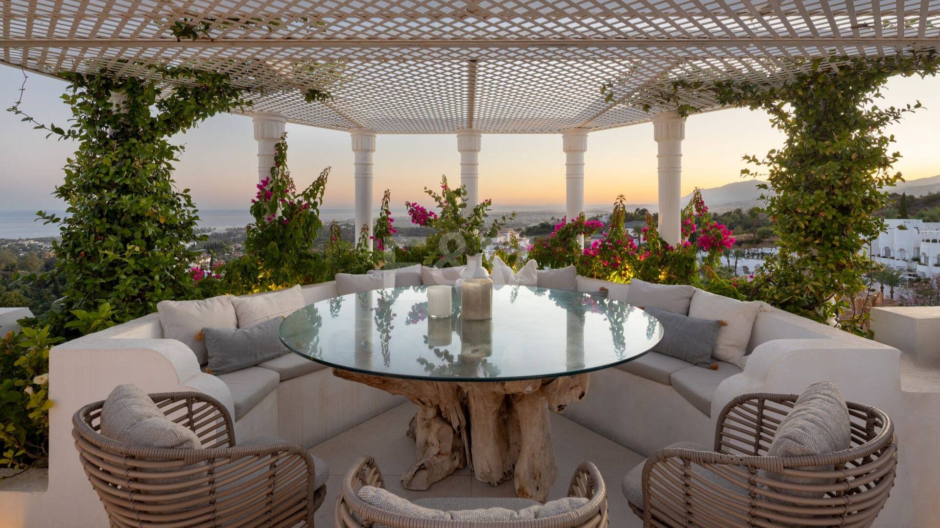 Impresionante ático dúplex con piscina privada y vistas panorámicas al mar