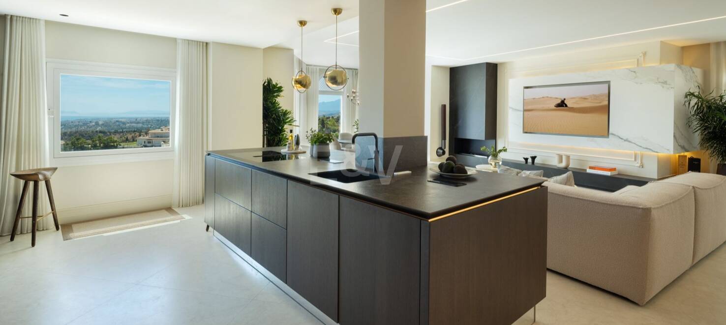 Impresionante ático dúplex con piscina privada y vistas panorámicas al mar