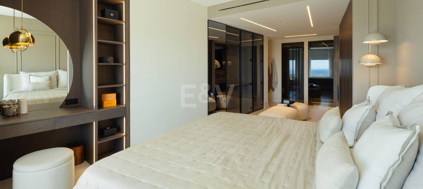 Impresionante ático dúplex con piscina privada y vistas panorámicas al mar