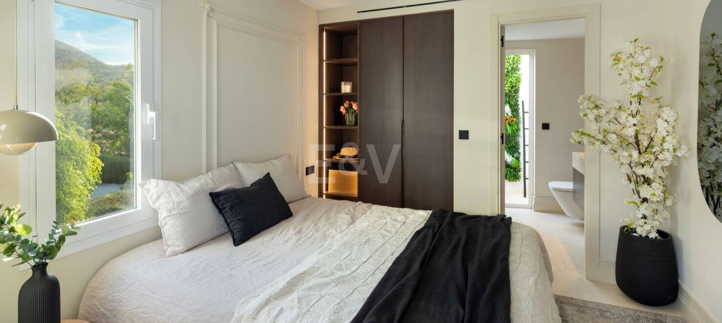 Impresionante ático dúplex con piscina privada y vistas panorámicas al mar