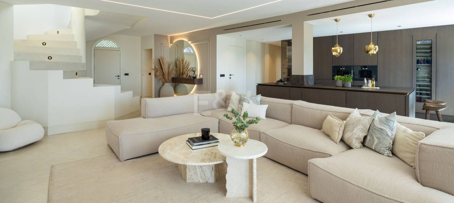 Impresionante ático dúplex con piscina privada y vistas panorámicas al mar