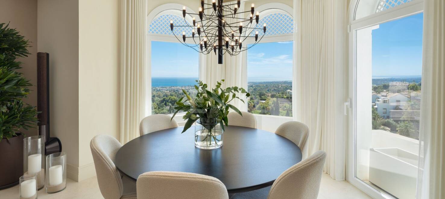 Impresionante ático dúplex con piscina privada y vistas panorámicas al mar