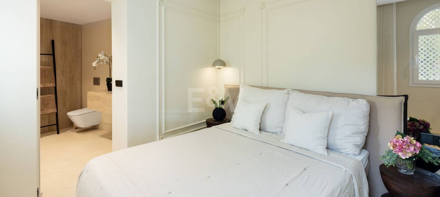 Impresionante ático dúplex con piscina privada y vistas panorámicas al mar