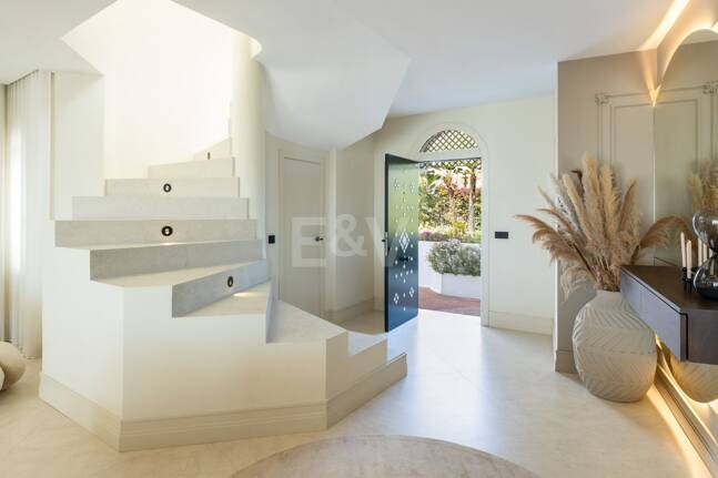 Impressive Duplex Penthouse with Private Pool and Panoramic Sea Views