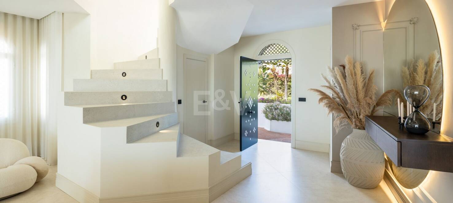 Impresionante ático dúplex con piscina privada y vistas panorámicas al mar