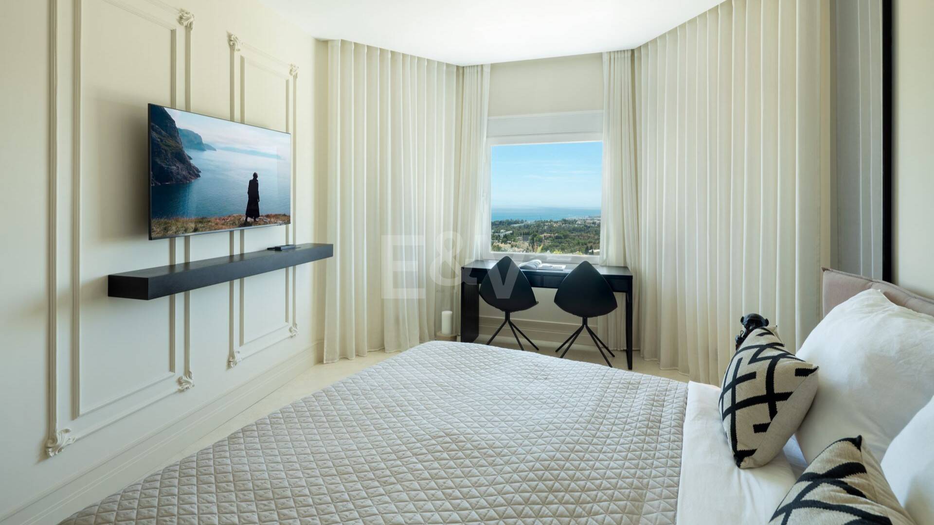 Impresionante ático dúplex con piscina privada y vistas panorámicas al mar