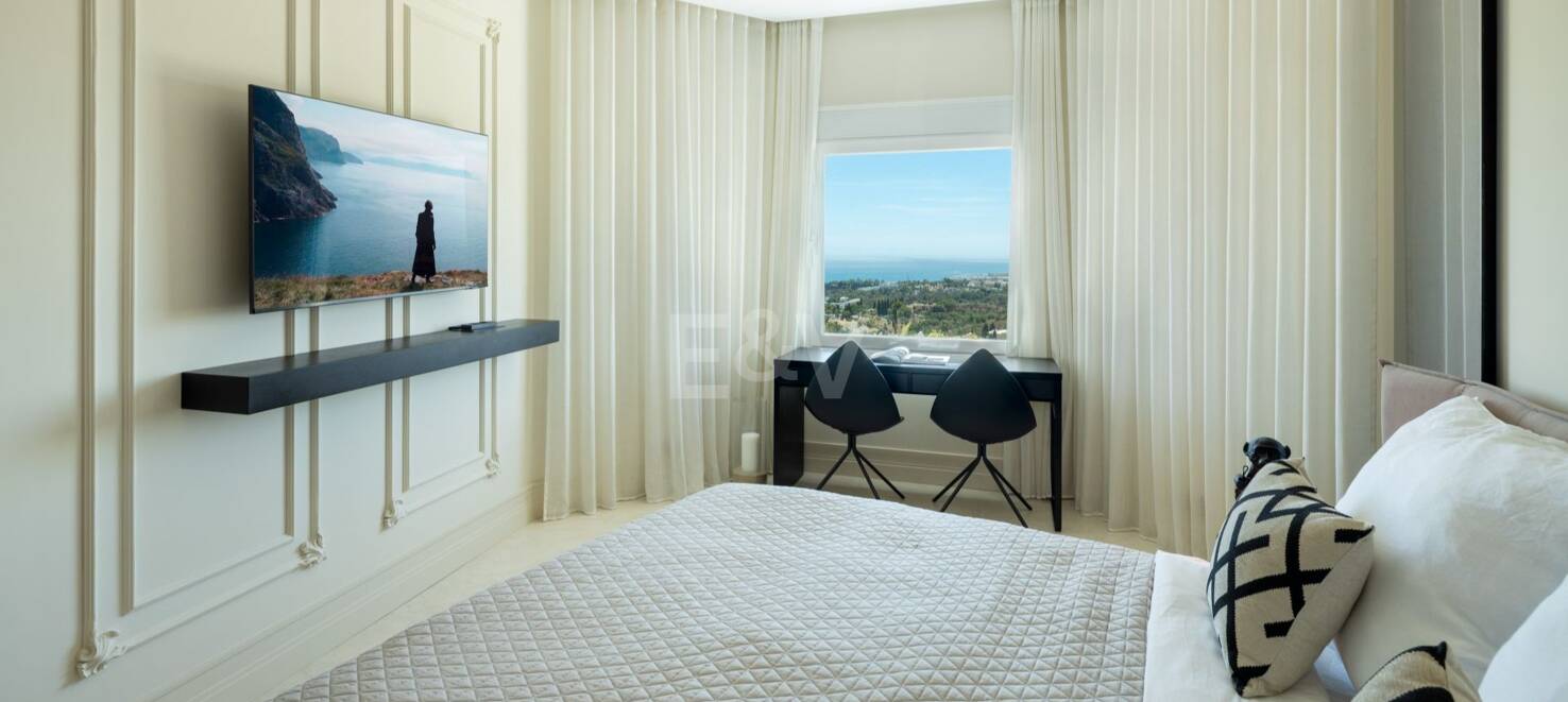 Impresionante ático dúplex con piscina privada y vistas panorámicas al mar