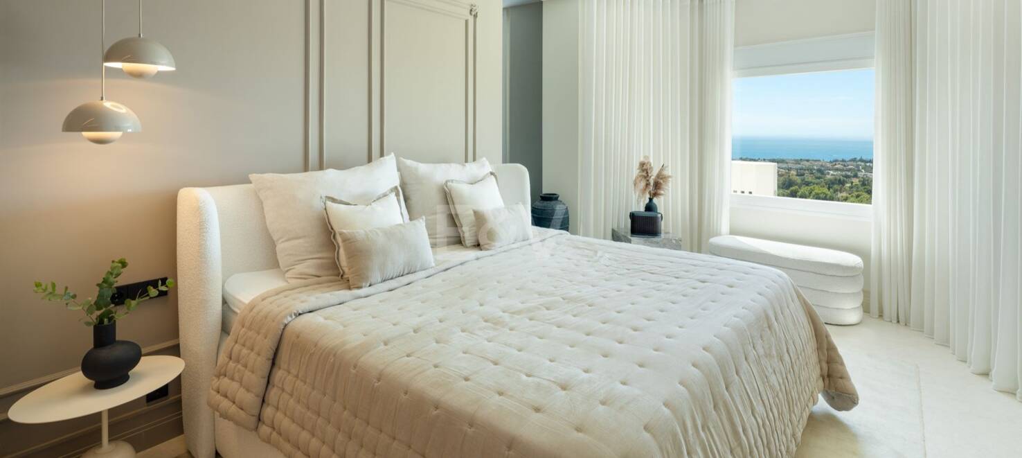 Impresionante ático dúplex con piscina privada y vistas panorámicas al mar