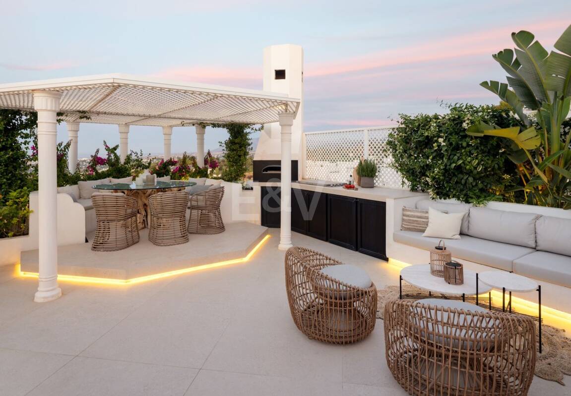 Impressive Duplex Penthouse with Private Pool and Panoramic Sea Views