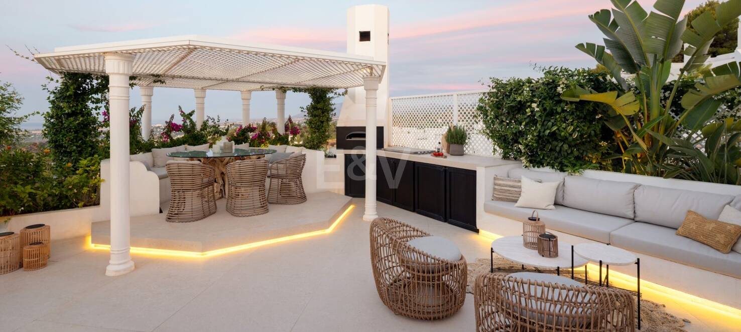 Impresionante ático dúplex con piscina privada y vistas panorámicas al mar