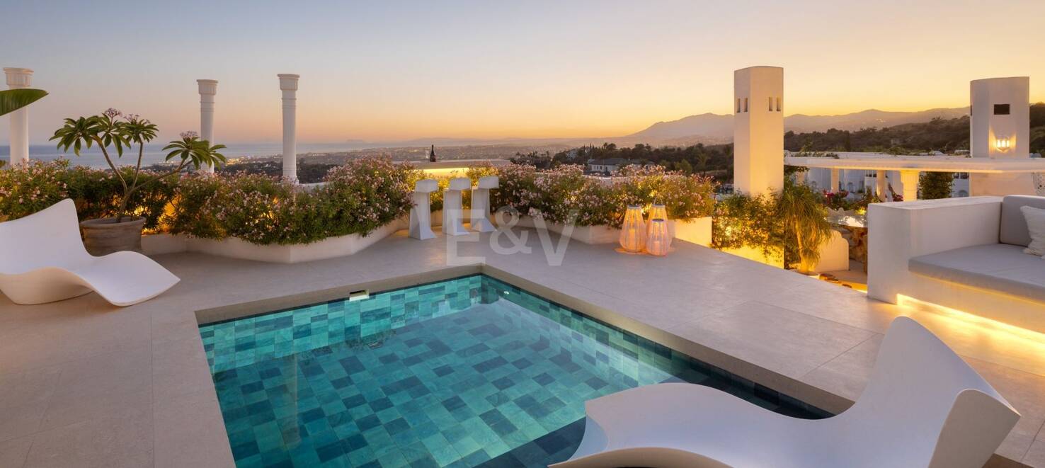 Impresionante ático dúplex con piscina privada y vistas panorámicas al mar