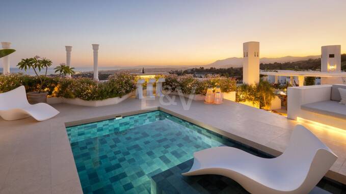 Beeindruckendes Duplex-Penthouse mit privatem Pool und Panoramablick aufs Meer