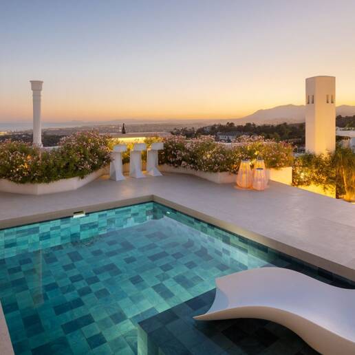 Impresionante ático dúplex con piscina privada y vistas panorámicas al mar