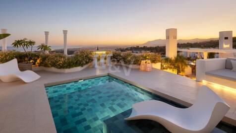 Impresionante ático dúplex con piscina privada y vistas panorámicas al mar