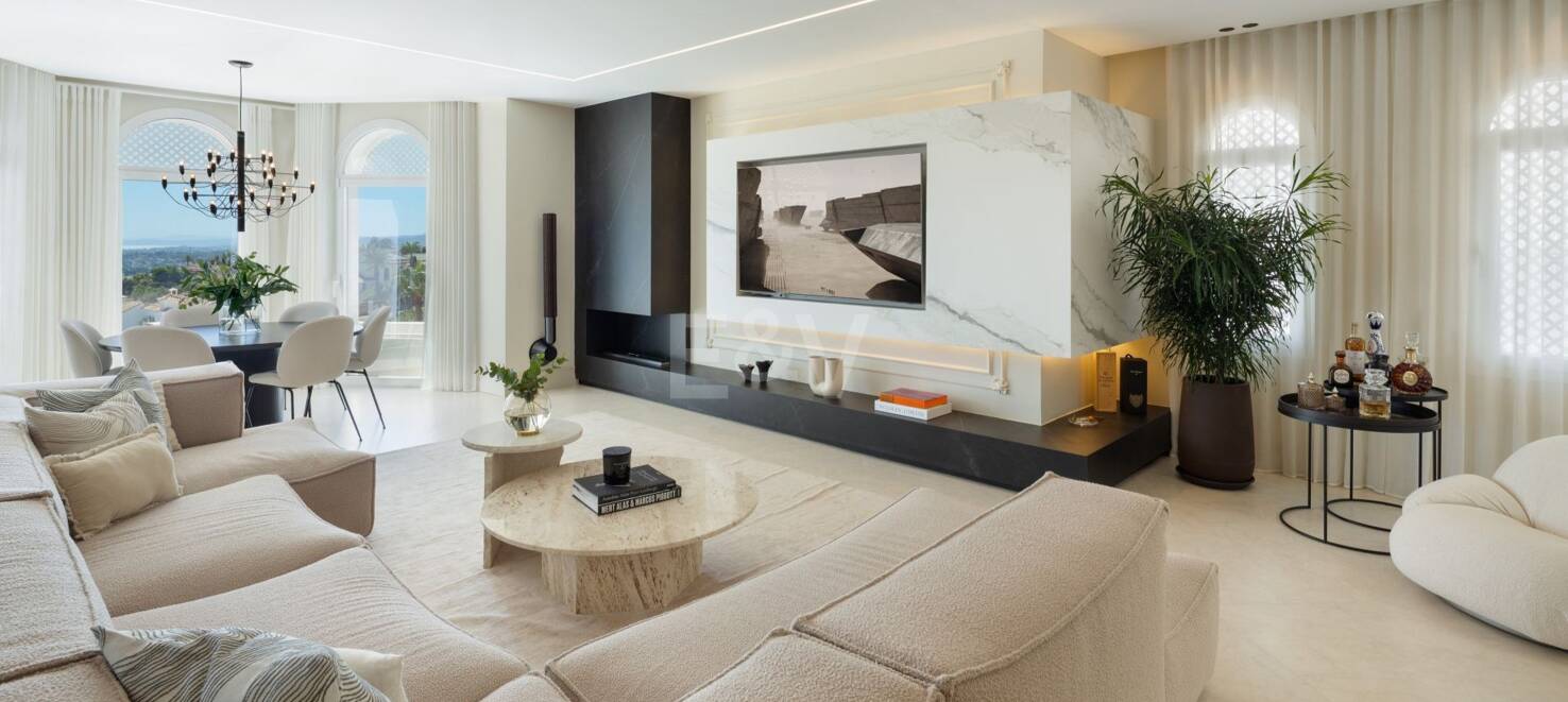 Impresionante ático dúplex con piscina privada y vistas panorámicas al mar