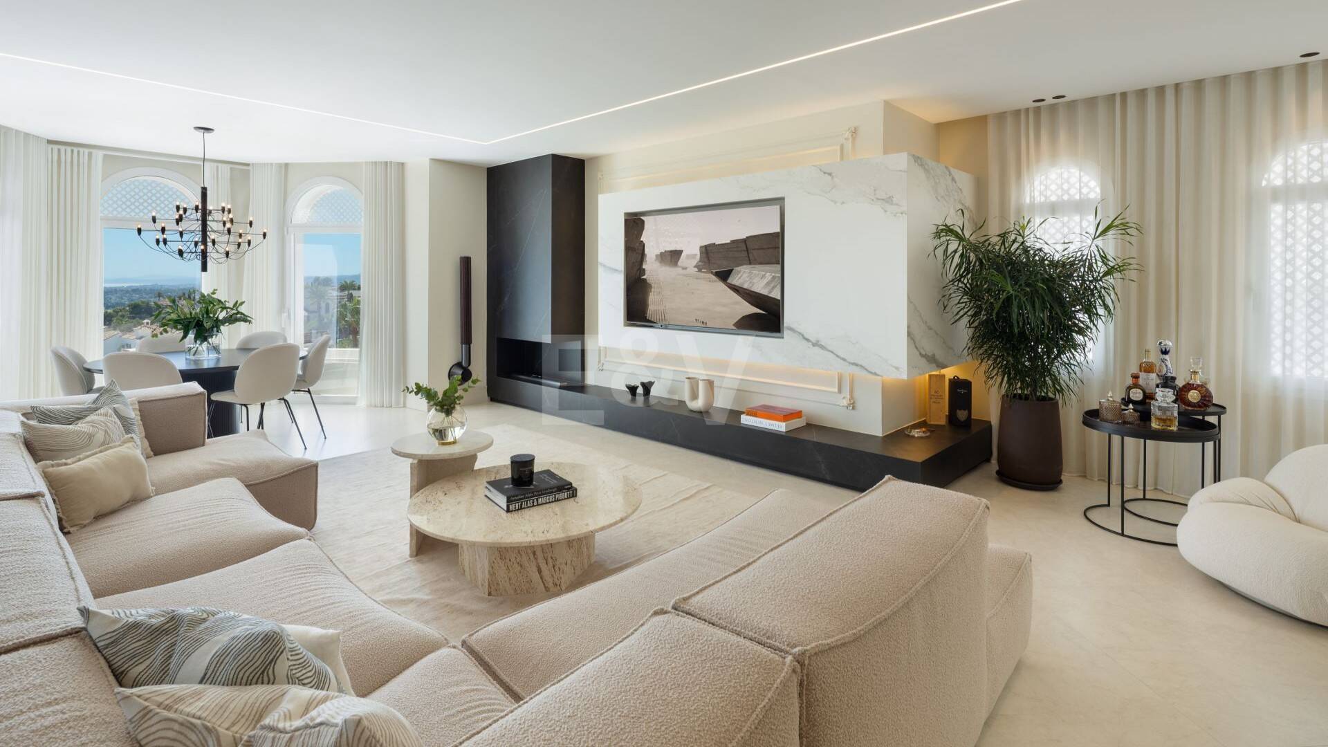 Impresionante ático dúplex con piscina privada y vistas panorámicas al mar