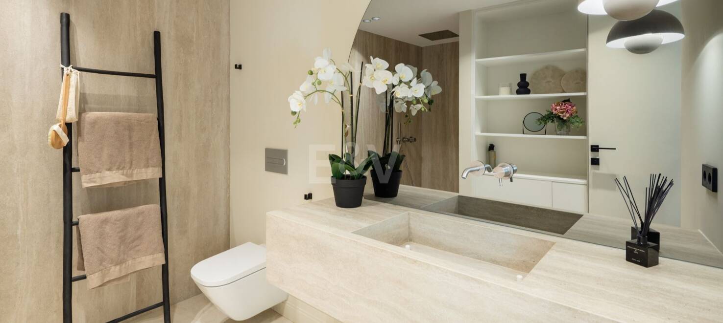 Impresionante ático dúplex con piscina privada y vistas panorámicas al mar