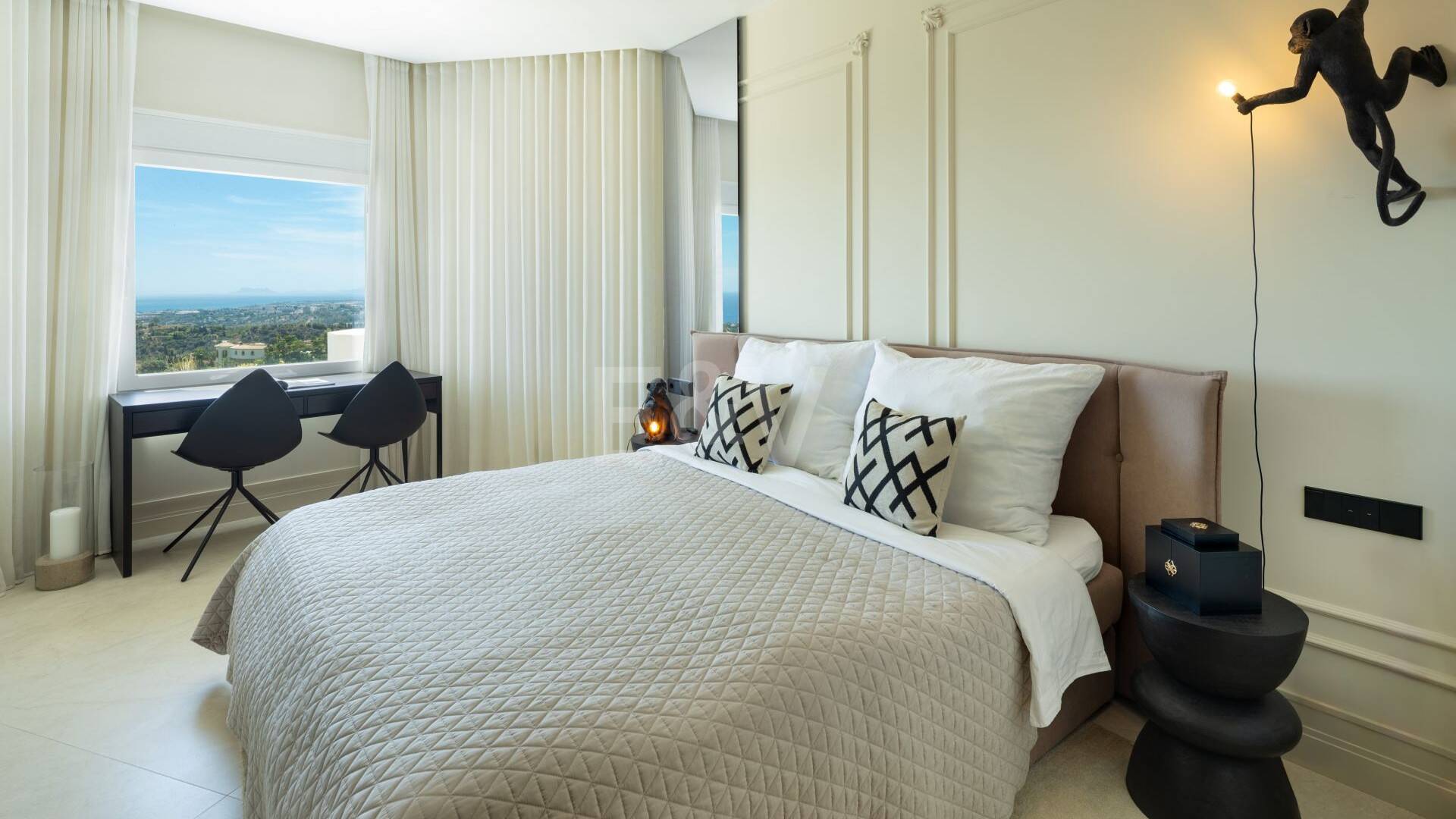 Impresionante ático dúplex con piscina privada y vistas panorámicas al mar