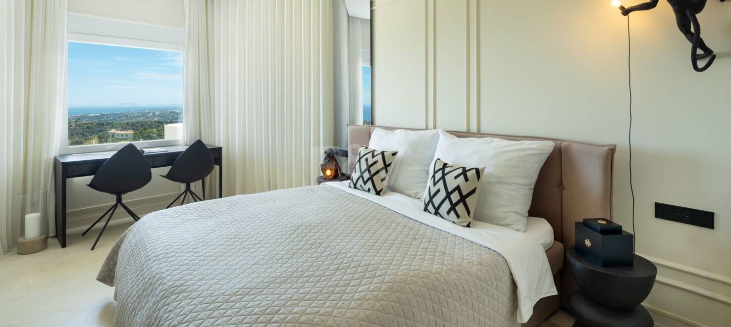 Impresionante ático dúplex con piscina privada y vistas panorámicas al mar