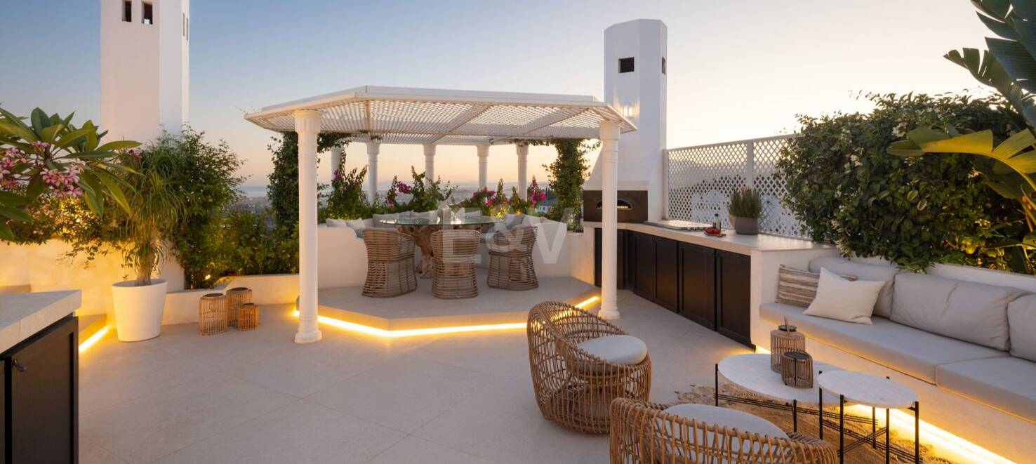 Impresionante ático dúplex con piscina privada y vistas panorámicas al mar