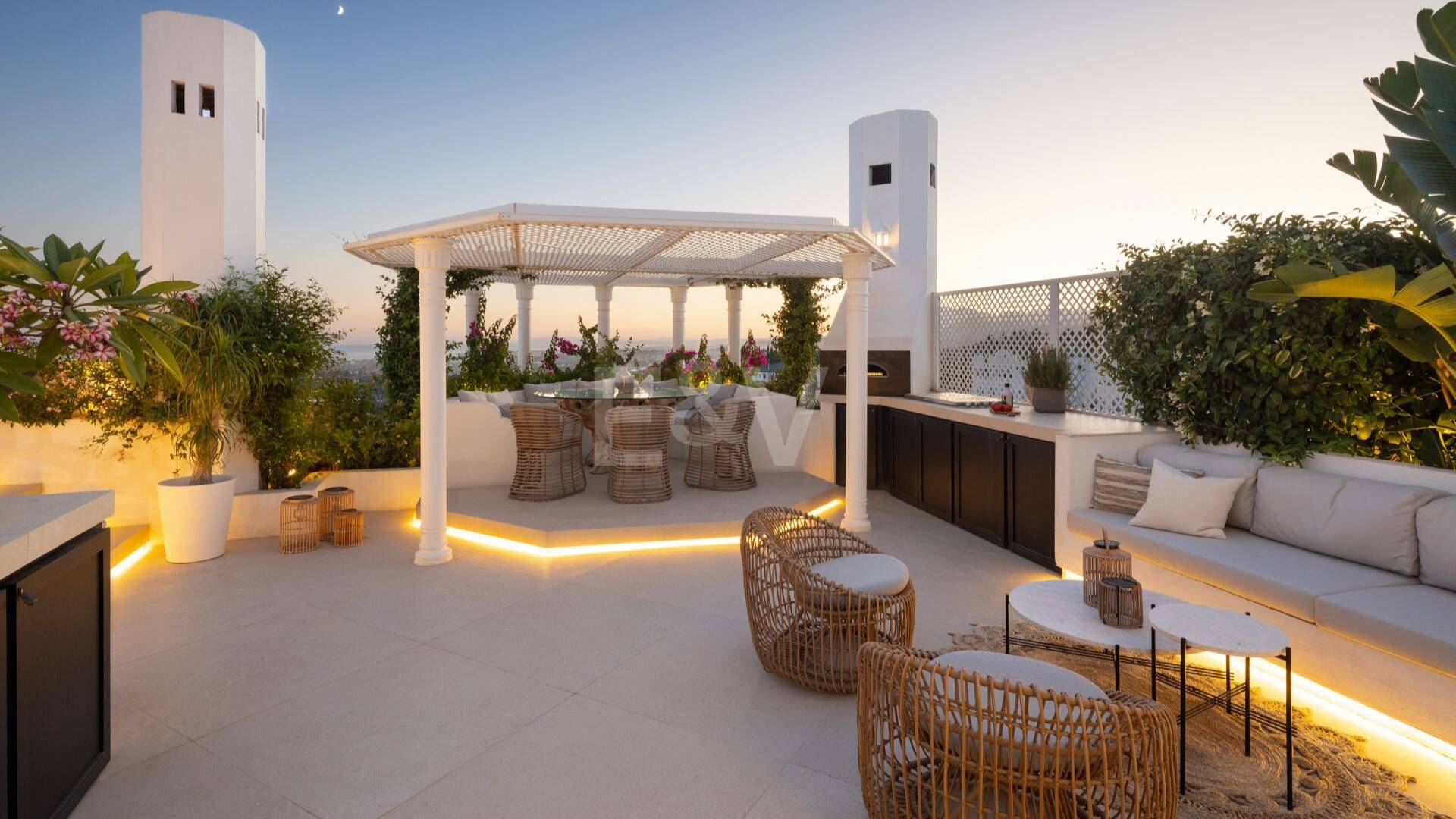 Impresionante ático dúplex con piscina privada y vistas panorámicas al mar