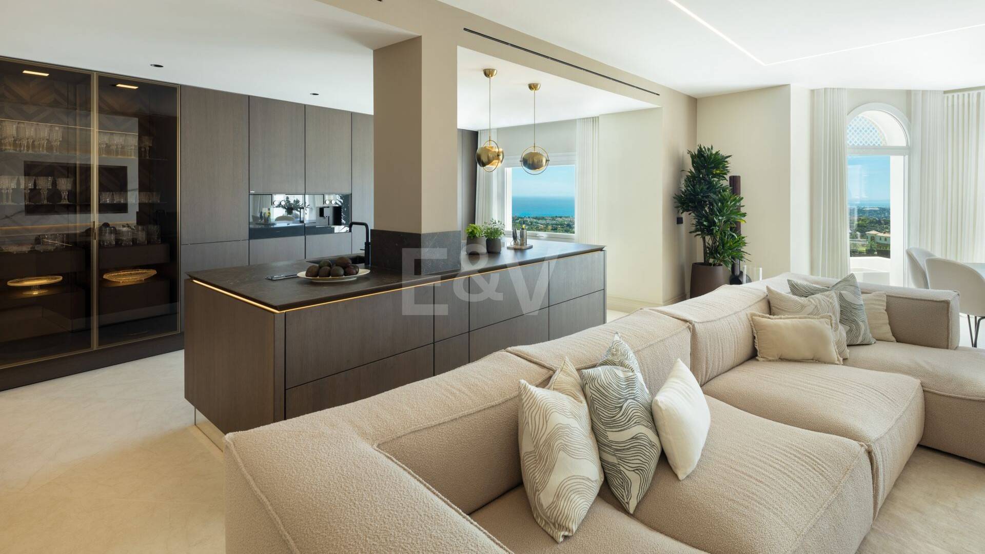 Impresionante ático dúplex con piscina privada y vistas panorámicas al mar