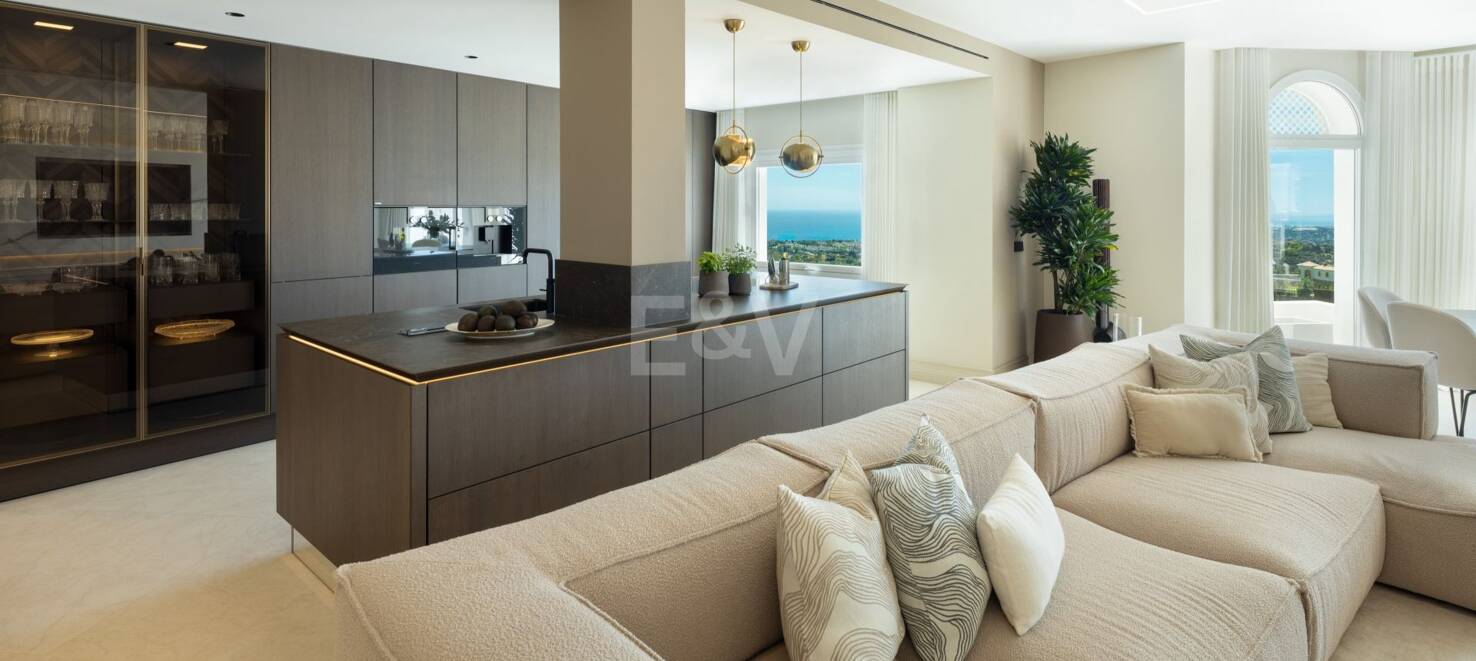 Impresionante ático dúplex con piscina privada y vistas panorámicas al mar