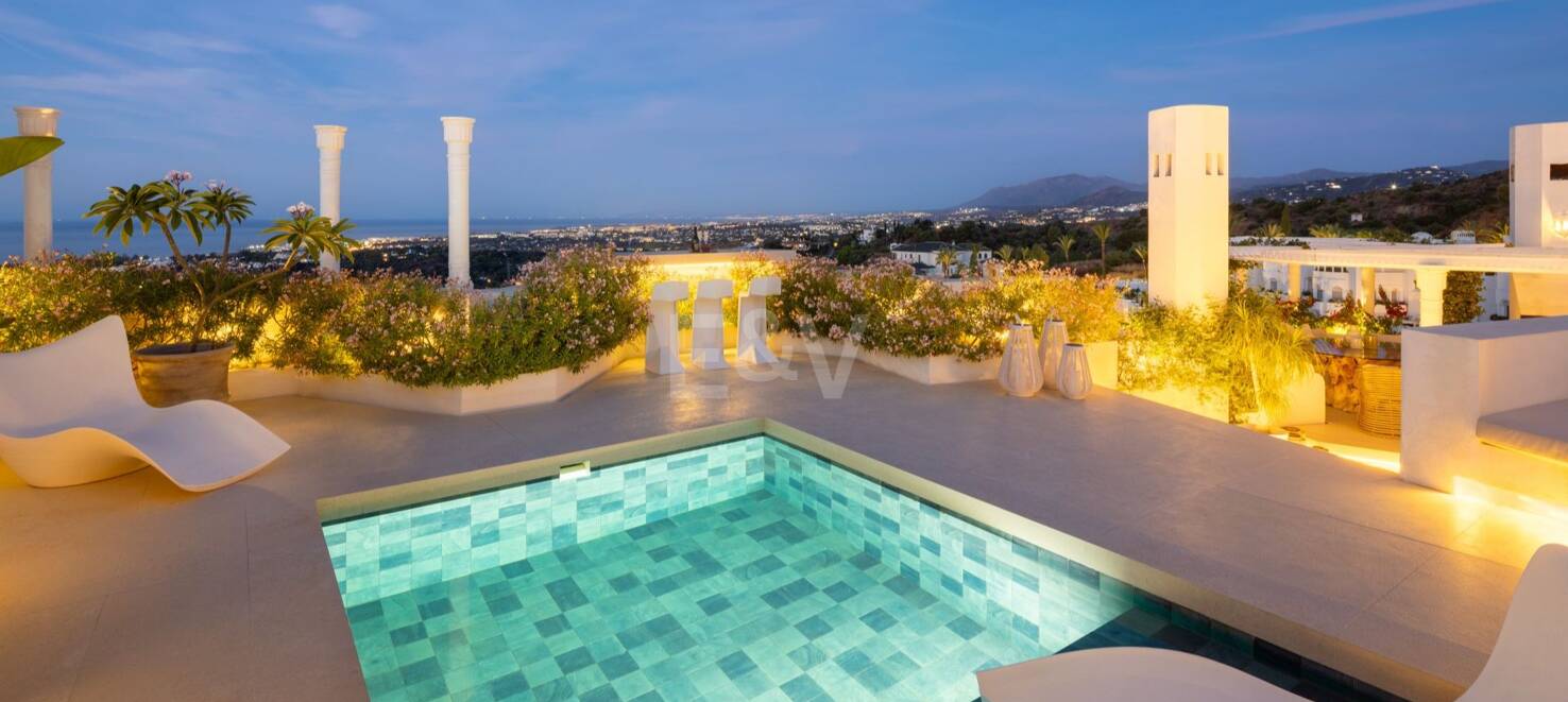 Impresionante ático dúplex con piscina privada y vistas panorámicas al mar