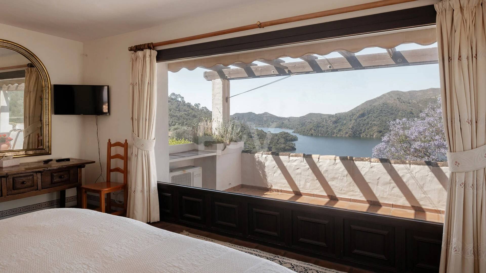 Extraordinaria villa andaluza con impresionantes vistas al lago y a la montaña en Istán