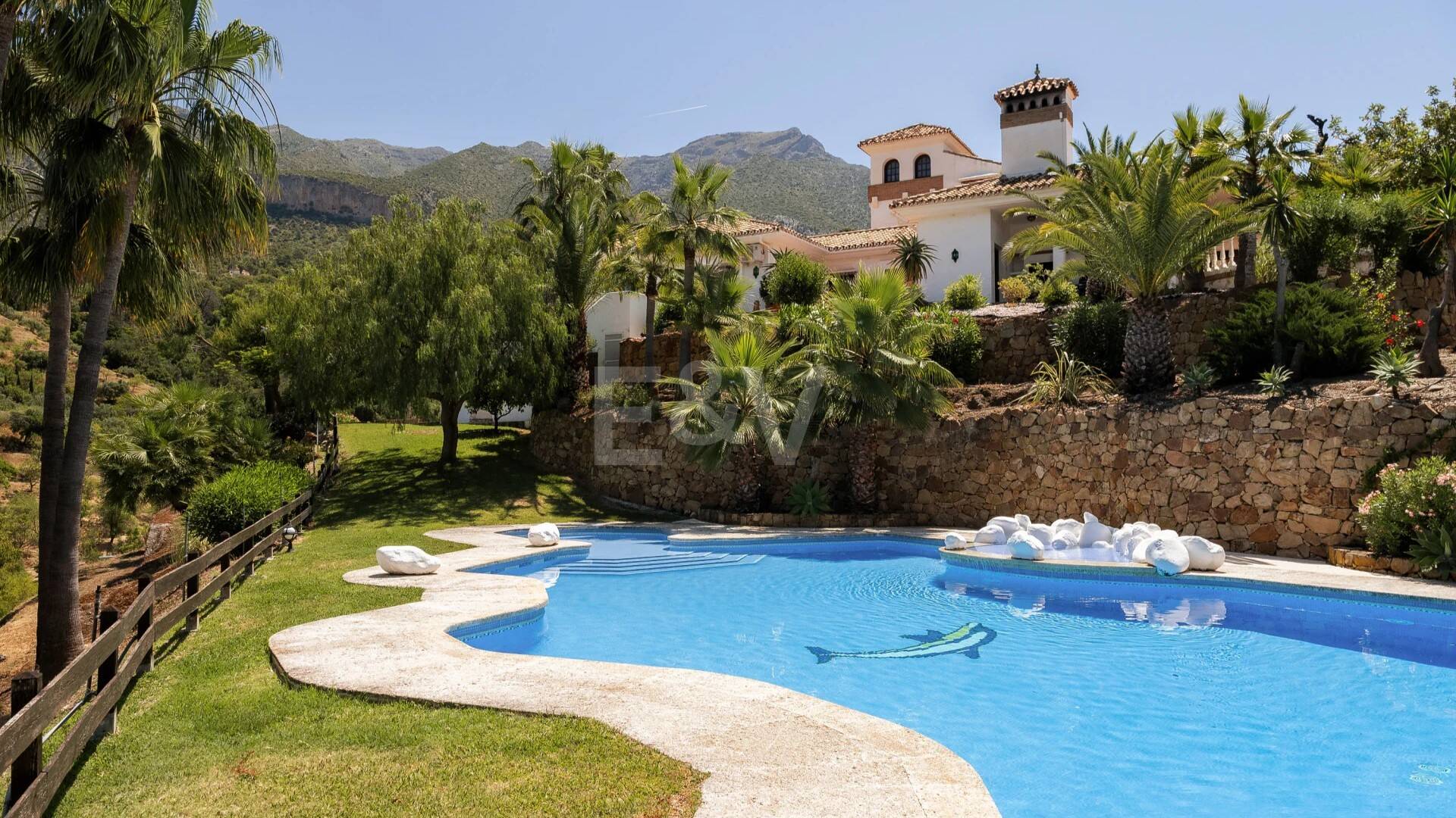 Extraordinaria villa andaluza con impresionantes vistas al lago y a la montaña en Istán