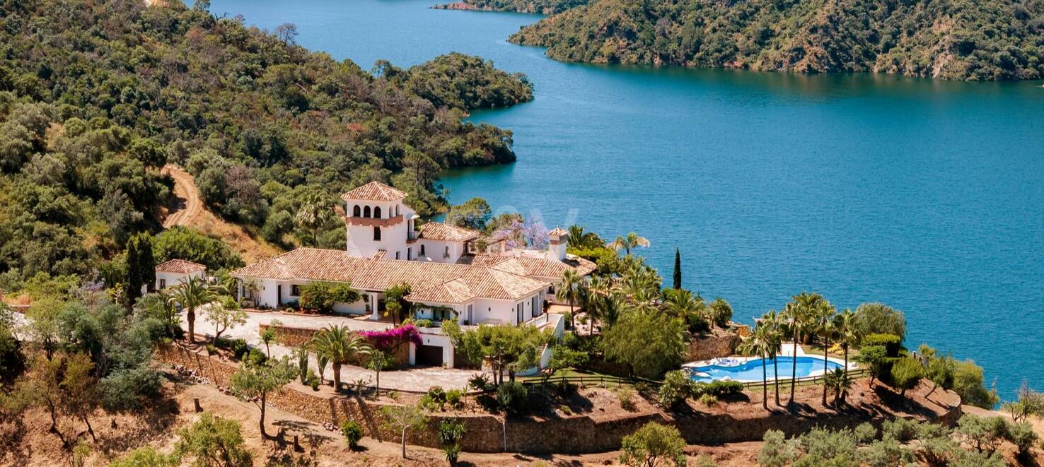 Extraordinary Andalusian Villa in Istán with Breathtaking Lake and Mountain Views